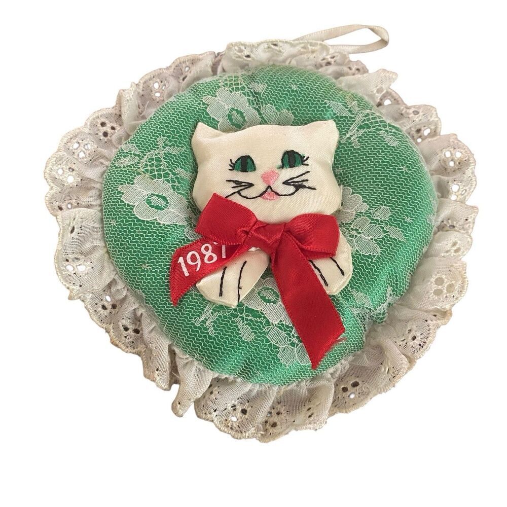 Vintage Fancy Feast 1987 Cat Christmas Ornament White Satin Dated - Picture 1 of 2